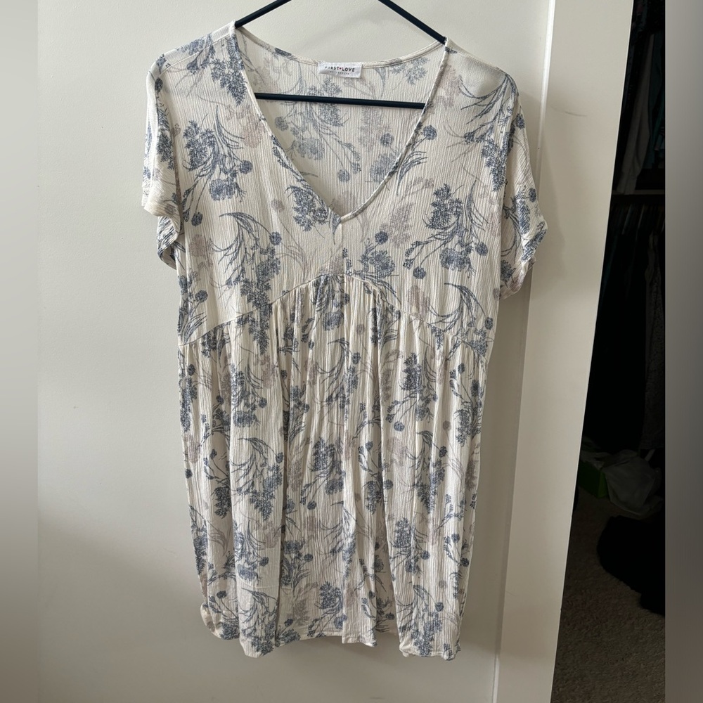 White/blue floral maternity dress